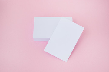 Fototapeta na wymiar Mockup de tarjetas de visita blancas sobre fondo rosa