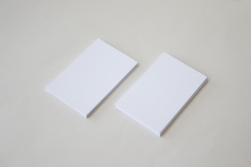 Mockup de tarjeta de visita blanca sobre fondo gris
