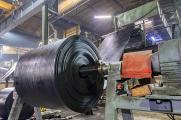 Obraz premium Interior of a factory for manufacturing rubber conveyor belts.