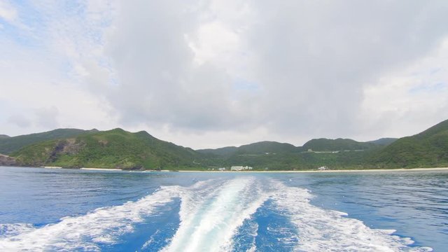 Boat sail to the isand