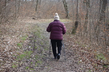 Frau beim Wandern