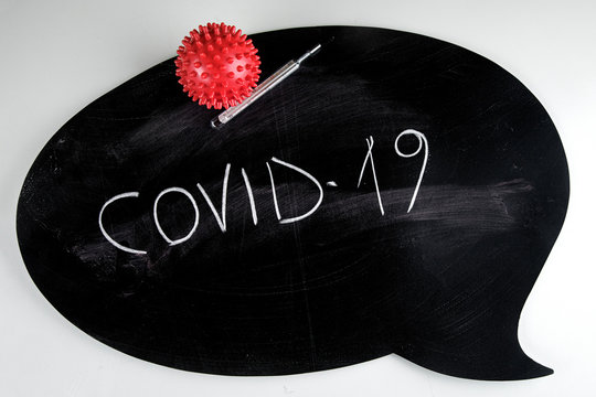 lavagna con su scritto: Covid-19 - presente anche una fialetta di test con del sangue dentro