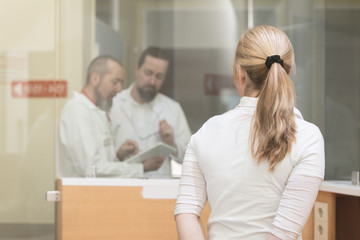 Obraz premium Hospital staff at a meeting, corona virus concept or covid-19