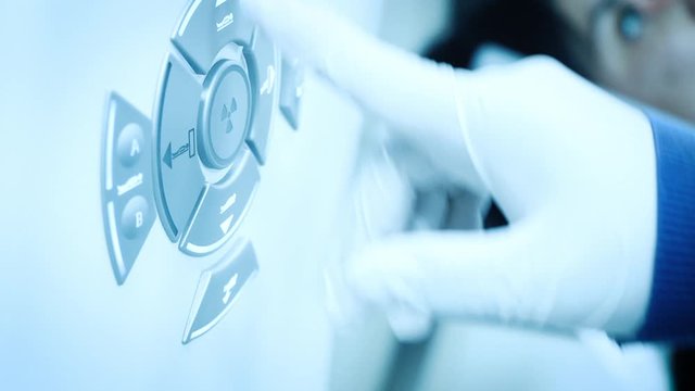 Tecnologo medico manipulando scaner