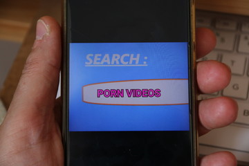 buscando porno online con el telefono movil