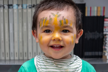 Niño con la cara llena de pintura