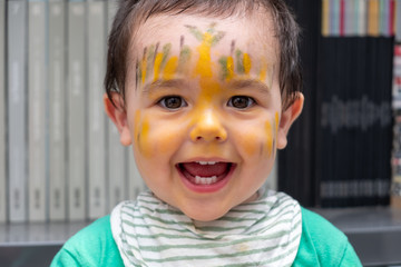 Niño con la cara llena de pintura
