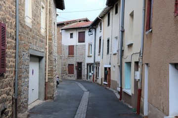 Fototapeta na wymiar Les maisons typiques de style médiéval de la rue Courbe - Village de Haute Rivoire - Département du Rhône - France