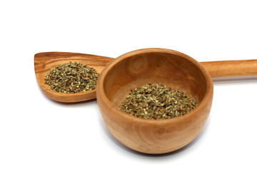 Oregano Gewürz Kräuter auf einem Holzlöffel und in einer Holzschale