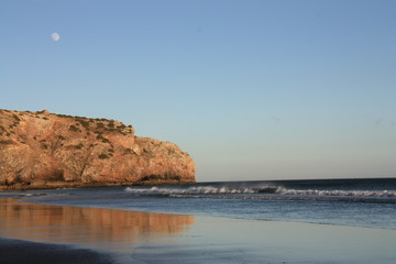 Mond &uuml;ber der Klippe