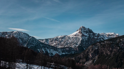 Fototapeta na wymiar Paisaje de las montañas de los alpes de Italia en invierno