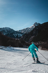 Fototapeta na wymiar Persona esquiando en pista de esquí de italia