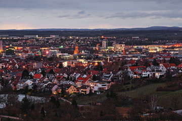 Obraz premium Aussicht vom Gaffenberg auf Heilbronn am Abend