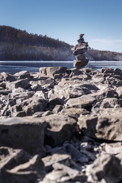 A tower of stones against the backdrop of the island of Fr&ouml;s&ouml;n and Lake Storsj&ouml;n