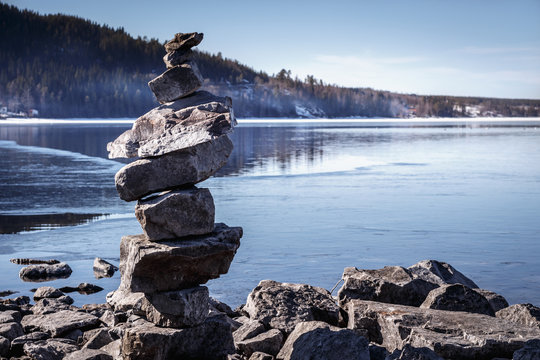 A tower of stones against the backdrop of the island of Fr&ouml;s&ouml;n and Lake Storsj&ouml;n