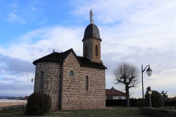 Fototapeta premium Chapelle de Rampot ou Notre Dame de Bon Secours à Haute Rivoire construite en 1864 - Village de Haute Rivoire - Département du Rhône - France