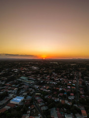 Como un atardecer abrasa la ciudad