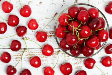Obraz na płótnie Canvas A small glass bowl with ripe fresh cherry 