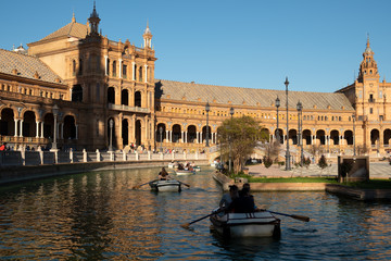 Barcas en el canal de la plaza de España de Sevilla - obrazy, fototapety, plakaty