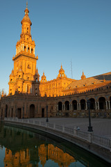 Canal y torre de la plaza de España de Sevilla al amanecer