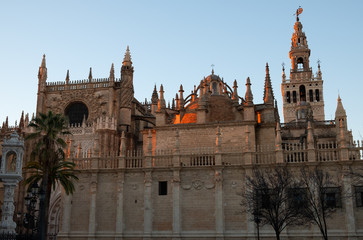  Catedral de Sevilla y Giralda al atardecer desde la calle Fray Ceferino González.
