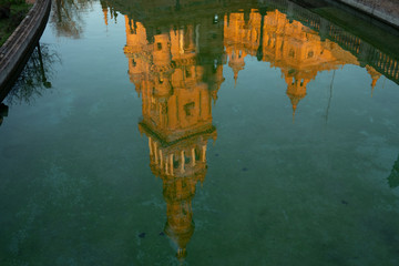 Torre reflejada en un canal de la plaza de España de Sevilla - obrazy, fototapety, plakaty