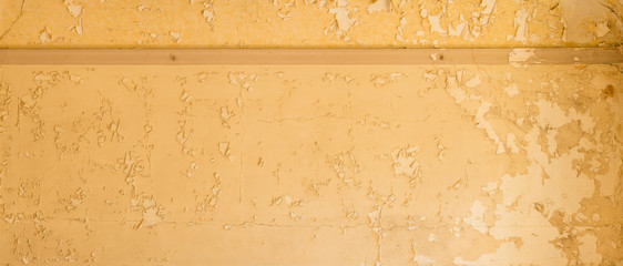 Blätternde Farbe in einem alten DDR-Schloß