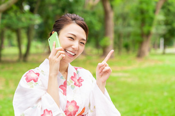 Fototapeta premium 浴衣を着た女性 電話