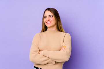 Obraz premium Young caucasian woman isolated on purple background smiling confident with crossed arms.