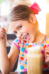 hübsches Mädchen beim Eis essen