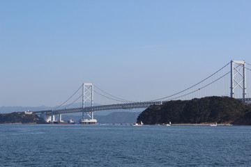 The Akashi Kaikyo Bridge, the longest central span of any suspension bridge in the world 明石海峡大橋を海から眺める