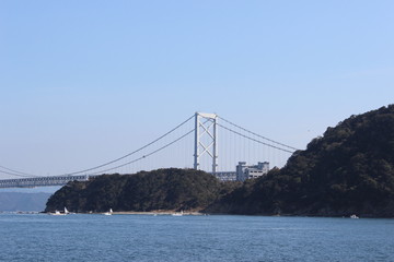 The Akashi Kaikyo Bridge, the longest central span of any suspension bridge in the world 明石海峡大橋を海から眺める