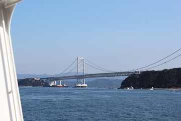 The Akashi Kaikyo Bridge, the longest central span of any suspension bridge in the world 明石海峡大橋を海から眺める