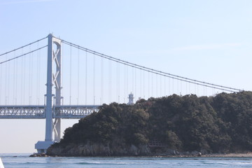The Akashi Kaikyo Bridge, the longest central span of any suspension bridge in the world 明石海峡大橋を海から眺める