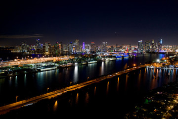 Fototapeta na wymiar Aerial photo Downtown Miami view of port