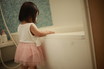 浴槽を覗き込む女の子