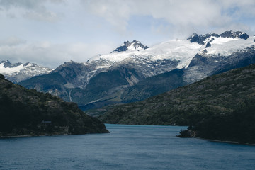 monta&ntilde;a con nieve nubes y lago