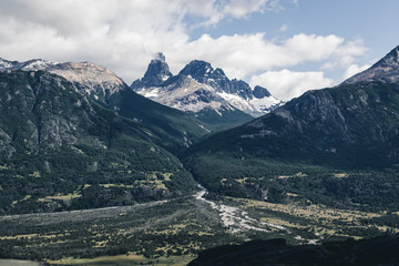 Monta&ntilde;a con nieve en un dia nublado