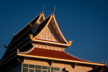 Fototapeta premium Golden rooftop of buddhist temple in Chiang Mai, Thailand