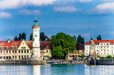 Hafeneinfahrt mit Leuchtturm und Löwe von Lindau am Bodensee, Bayern, Deutschland