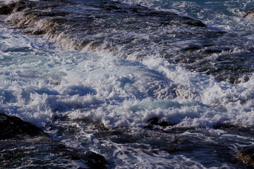 波打ち際で泡のようになった白い波