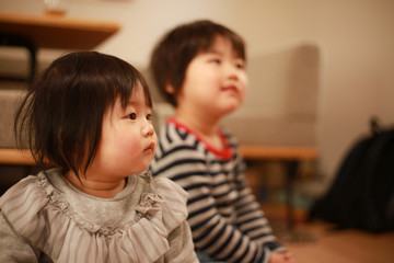 テレビを観る子供たち