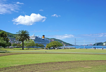 Fototapeta premium 海と船が見える公園