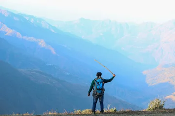 Crédence de cuisine en verre imprimé Himalaya Hiker on the top of mountain