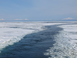 網走流氷観光砕氷船おーろら（沖合航路）からの眺め（流氷原・航跡・海別岳・遠音別岳・羅臼岳）