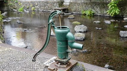昔懐かしいポンプ式の井戸　563