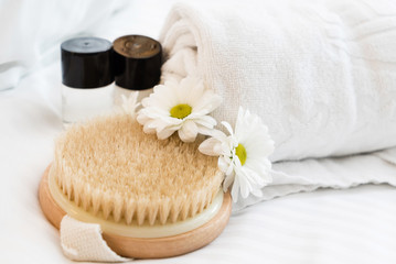 Obraz na płótnie Canvas spa and beauty threatment products with white towel