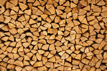 Close up von zum Trocknen gestapeltes Brennholz