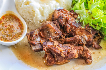  Grilled pork ribs with rice topped