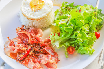 Spicy bakon with fried egg